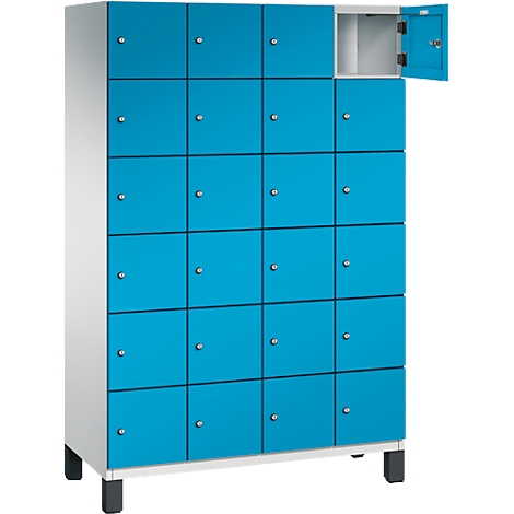 Schrank mit blauen Türen, eine Tür ist geöffnet. Grauer Korpus, schwarze Füße. Metallgriffe an jeder Tür.