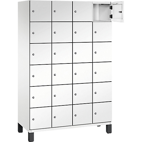 Weißer Schrank mit 20 Fächern, einige Türen offen. Schwarze Umrandungen und silberne Griffe.