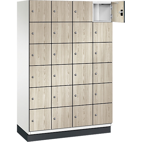 Ein Spindschrank mit mehreren Fächern. Ein Fach ist geöffnet.