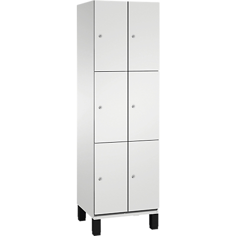 Weißer Spind mit sechs Fächern und schwarzen Füßen.