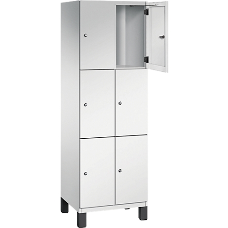 Ein weißer Schrank mit sechs Fächern, eines davon geöffnet. Der Schrank steht auf schwarzen Füßen.