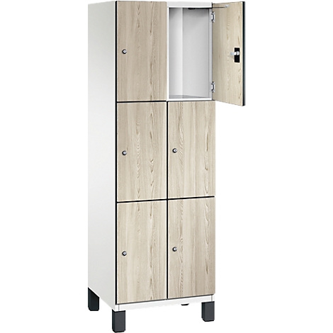 Weißer Schrank mit Holztüren. Eine Tür ist geöffnet.