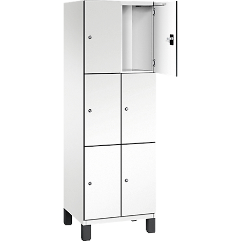 Weißer Schrank mit sechs Türen. Eine Tür ist geöffnet, um den Innenraum zu zeigen. Schwarze Füße.