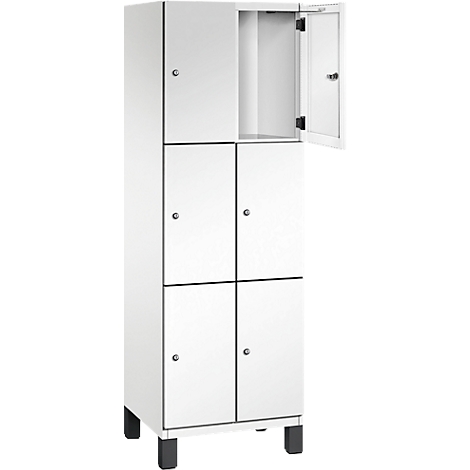 Weißer Spind mit sechs Türen, eine davon geöffnet. Schwarze Füße.