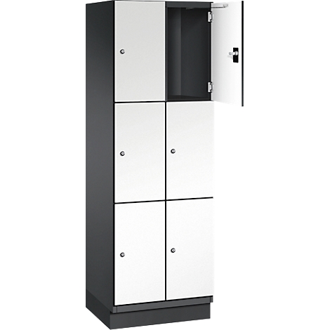 Schrank mit sechs Fächern, eine Tür offen, schwarz-weiß.