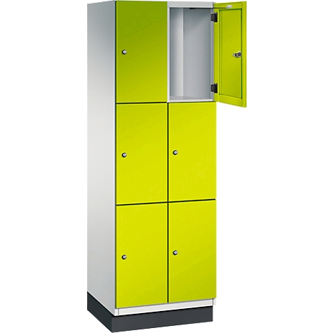 Schrank mit sechs neon-gelben Türen, eine Tür ist geöffnet. Der Schrank steht vor weißem Hintergrund.