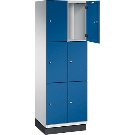 Schrank mit blauen Türen, eine davon geöffnet. Innenraum weiß, restliche Türen geschlossen.