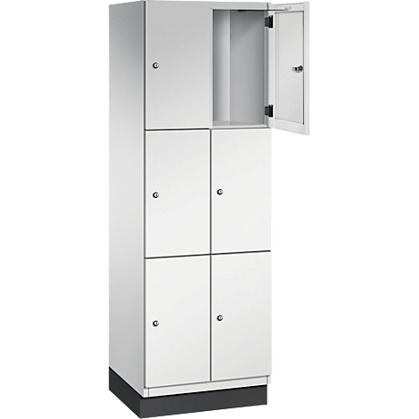 Weißer Schrank mit sechs Türen, eine ist geöffnet. Schwarzer Sockel.