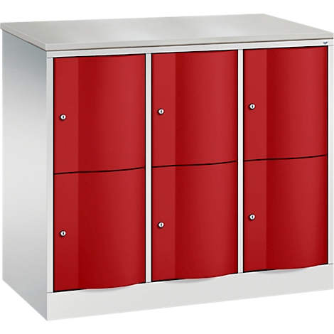 Ein Schrank mit sechs Türen, die in hellem Grün gehalten sind. Der Korpus ist weiß.
