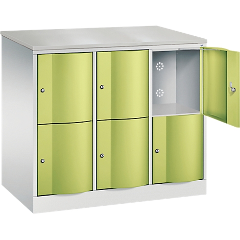 Ein blauer Schrank mit mehreren Fächern; eine Tür ist geöffnet.
