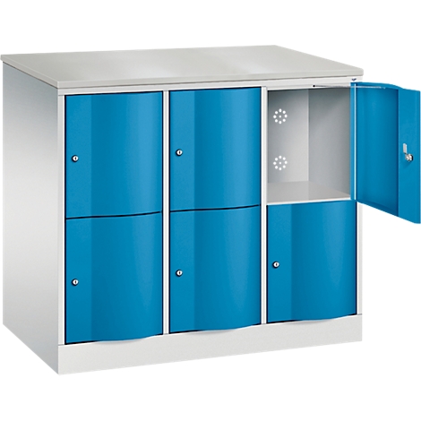 Ein weißer Schrank mit blauen Türen. Eine Tür ist geöffnet, dahinter weißer Innenraum.
