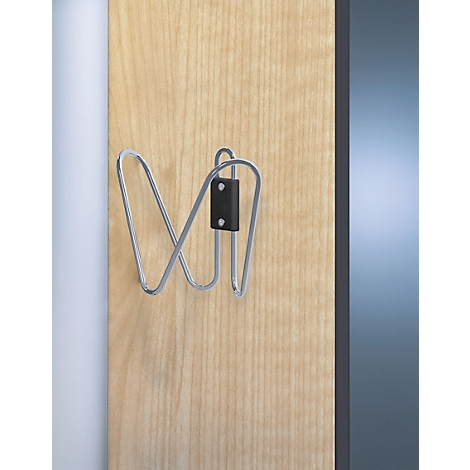 Metalen wandhaak met zwart inzetstuk op houten paneel.