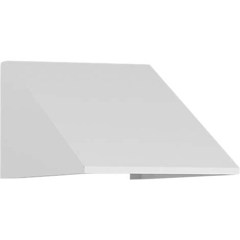 Eine weiße Küchenhaube im Winkel, die an der Wand befestigt ist. Eine rechteckige Form mit abgeschrägtem Dach. 