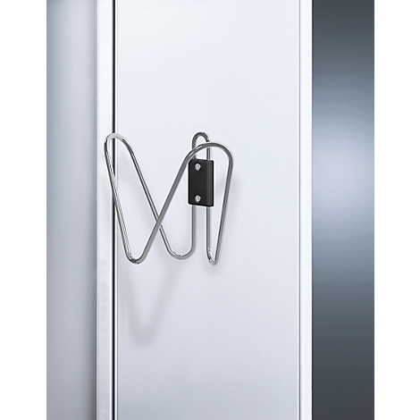 Metall-Fahrradhalterung an weißer Tür. Schwarzer Halter, gebogene Metallhalterung.