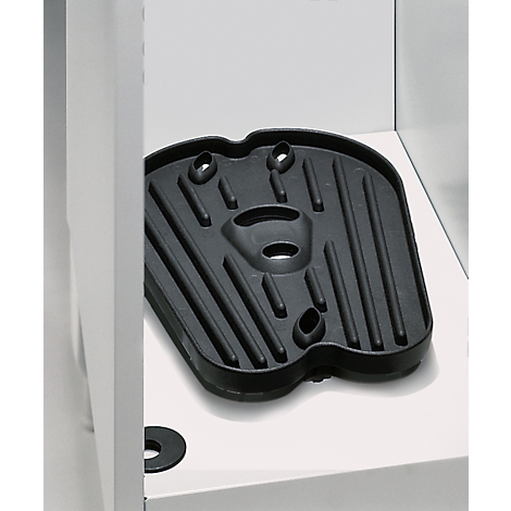Schwarze Kunststoffwanne mit Rillen und Aussparungen, in weißem Schrank. Unter der Wanne eine schwarze Unterlegscheibe.