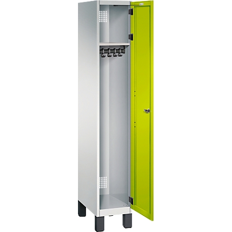 Ein weißer Schrank mit offener, neongrüner Tür. Innen sind Haken und ein Regal zu sehen.