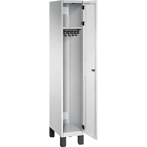 Weißer Metallspind mit offener Tür, innen Hakenleiste und Ablage.