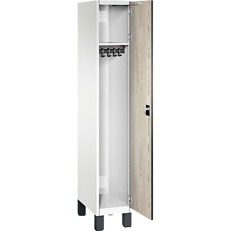 Weißer Schrank mit offener Tür. Im Inneren sind Haken für Kleidung zu sehen.