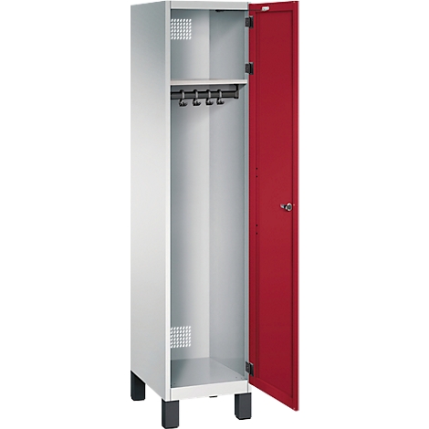 Offener, weißer Schrank mit roter Tür, Hakenleiste und schwarzem Sockel.