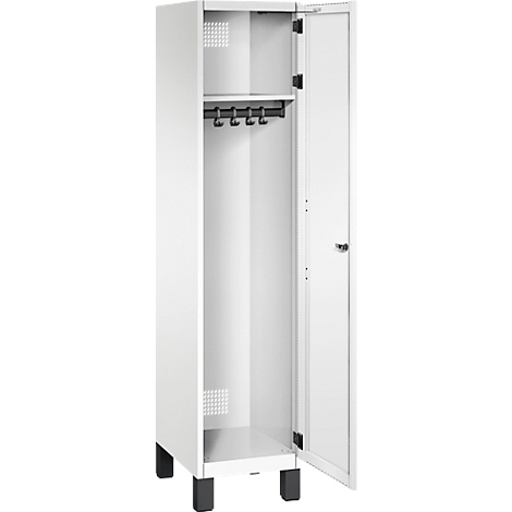 Weißer Schrank, die Tür ist geöffnet. Im Schrank befinden sich Haken und ein Fach. Schwarze Füße.