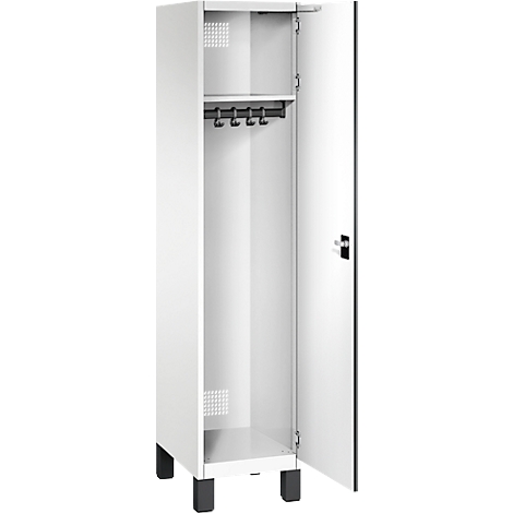 Weißer Schrank, Tür geöffnet. Innen mit Hakenleiste und Fach. Schwarze Füße.