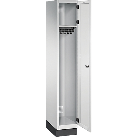 Weißer Stahlschrank, offene Tür. Innen Haken, eine Ablage. Schwarzer Sockel.