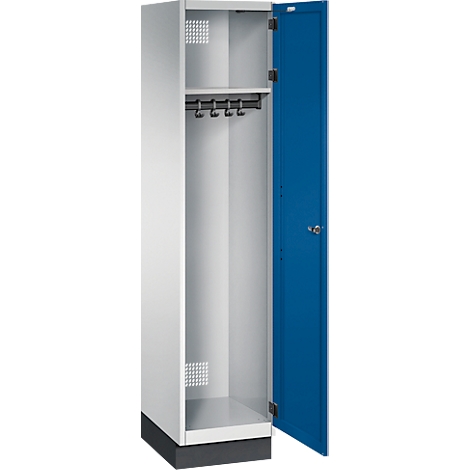 Ein offener weiß-blauer Schrank, die blaue Tür steht offen, innen mit Haken und Ablage.