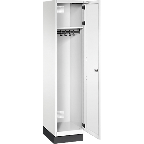 Weißer Spind mit geöffneter Tür. Innen mit Haken und Ablage.