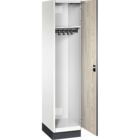 Weißer Spind, offene Holztür, Hakenleiste innen.