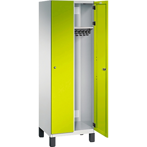 Ein Spind mit offener Tür, weiß mit neongrünen Türen. Im Inneren Haken für Kleidung.