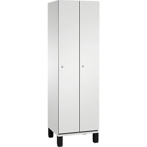 Weißer Schrank mit zwei Türen. Schwarze Füße, silberne Griffe.