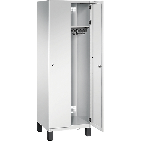 Ein weißer Metall-Spind, eine Tür offen, Haken und Ablage sichtbar. Schwarze Füße.