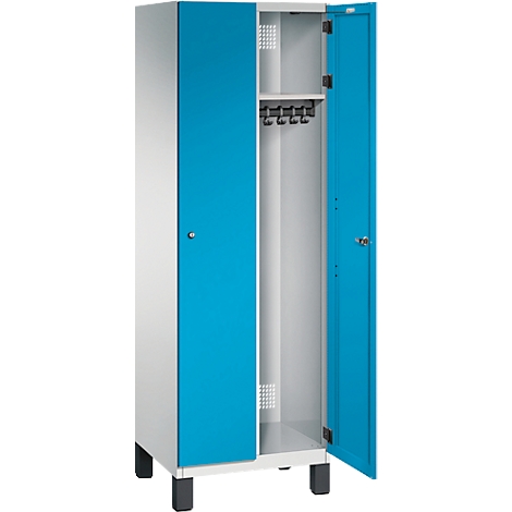 Blauer und weißer Schrank mit zwei Türen, eine offen, mit Kleiderhaken und Regal.