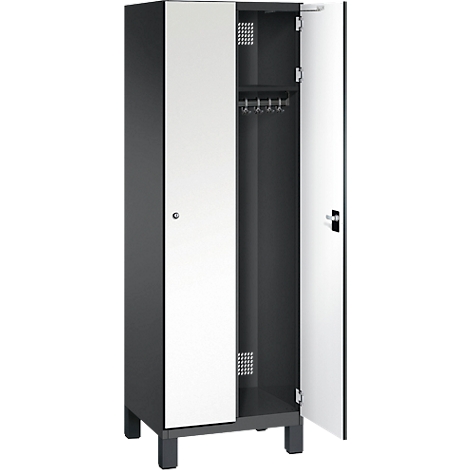 Grauer Schrank, eine Tür geöffnet. Innen mit Kleiderhaken und Lüftungsschlitzen.