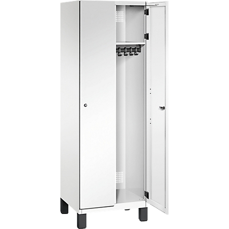 Weißer Metallschrank, eine Tür geöffnet, andere geschlossen, Kleiderhaken im Inneren.