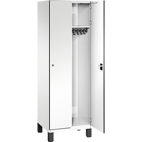 Weißer Schrank, eine Tür geöffnet, die andere geschlossen. Im Inneren befinden sich Haken für Kleidung und ein Regal.