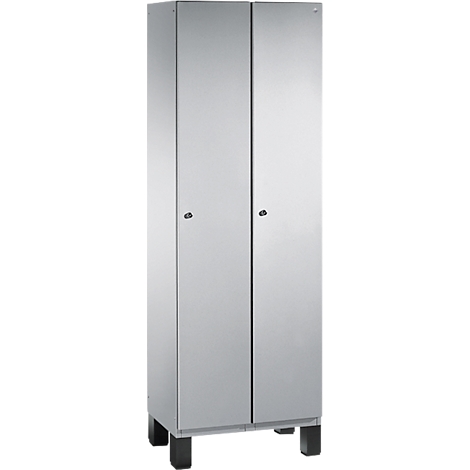 Grauer Schrank mit zwei Türen und kleinen Griffen, steht auf schwarzen Füßen.