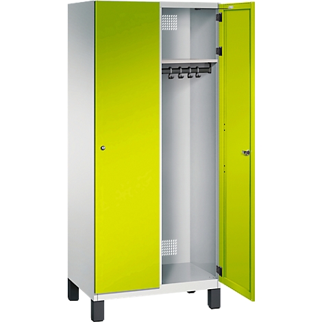 Ein zweitüriger, weiß-grüner Spind, eine Tür ist geöffnet. Innen Regal und Kleiderhaken.