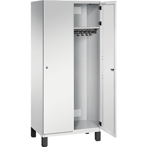 Weißer Spind, eine Tür offen, zeigt Innenausstattung: Stange mit Haken, kleiner Ablageboden, Lüftungsschlitze.