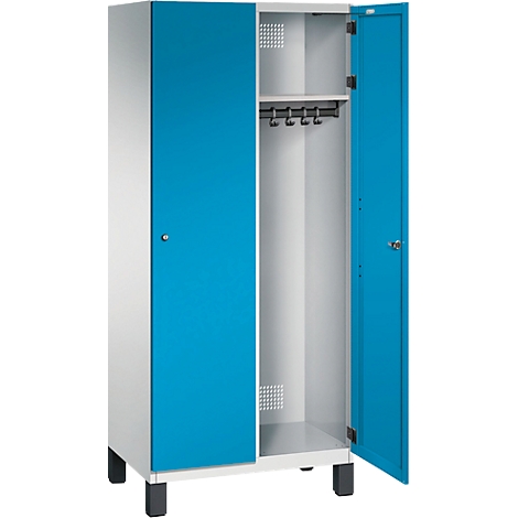 Offener blauer und weißer Spind, Kleiderstange mit Haken, graue Einlegeböden, dunkle Füße.