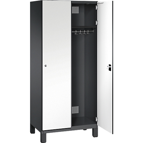 Kleiderschrank aus Metall, eine Tür geöffnet. Innen: Ablage, Kleiderstange mit Haken.