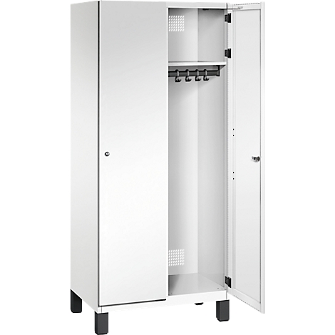 Weißer Stahlschrank, eine Tür geöffnet. Darin: Hakenleiste, kleiner Fachboden.