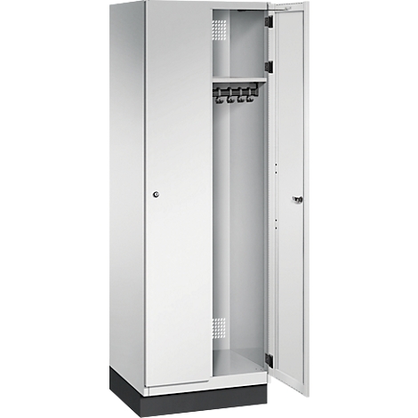 Weißer Stahlschrank mit geöffneter Tür. Innen Hakenleiste und Ablage, Sockel grau.