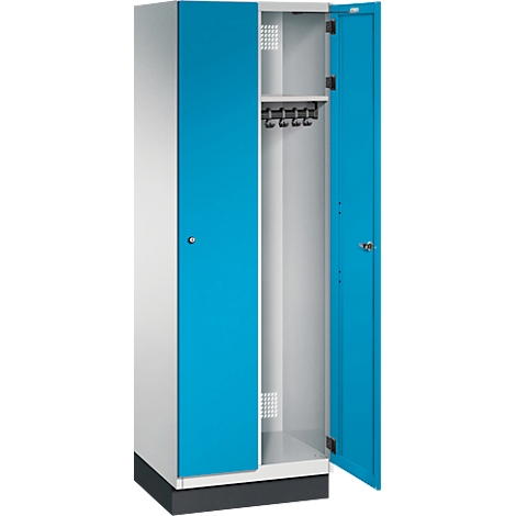 Ein Spind in Blau-Weiß, eine Tür geöffnet. Innen sind Haken für Kleidung und ein Fach sichtbar.