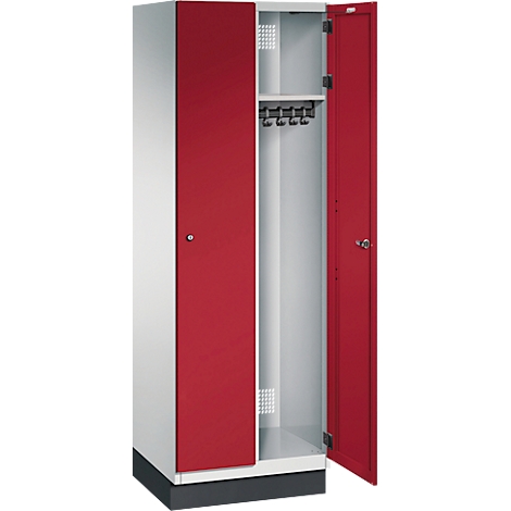 Ein Spind mit roter Tür, die rechte Tür ist offen. Der Innenraum ist hellgrau mit einem Regal und Haken.