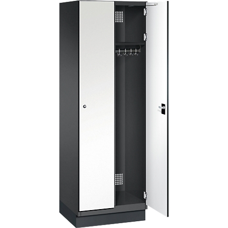 Grauer Spind, eine Tür geöffnet. Innen hellgrau, Kleiderstange, Lüftungsschlitze.