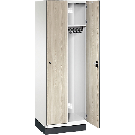 Weißer Schrank mit Holzoptik-Türen, eine Tür ist offen, innen sind Haken und Ablage.