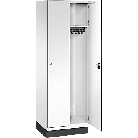 Weißer Schrank mit geöffneter Tür, dahinter Kleiderhaken und Ablage.