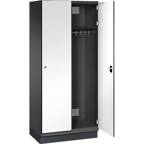 Offener Spind mit weißer Tür, grauer Rahmen. Innen: Kleiderstange, Lüftungsschlitze.