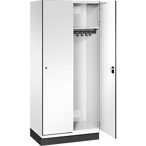 Weißer Stahlschrank mit offener Tür. Innen Fachboden, Kleiderhaken. Schwarzer Sockel.